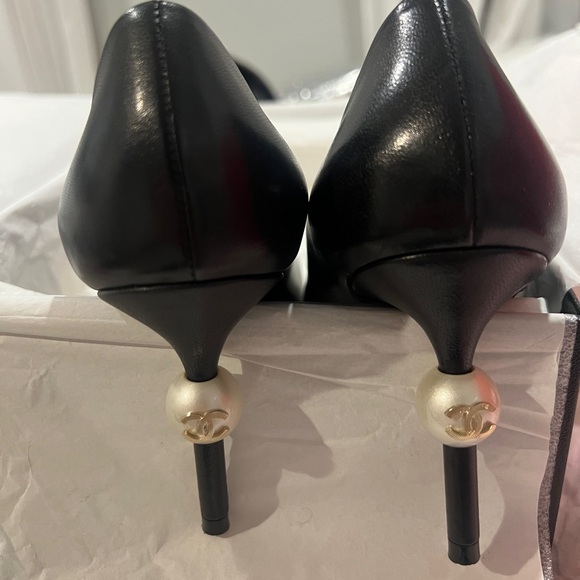 CHANEL Black Pearl Classic Pumps Heels Sz 35 - Picture 6 of 7